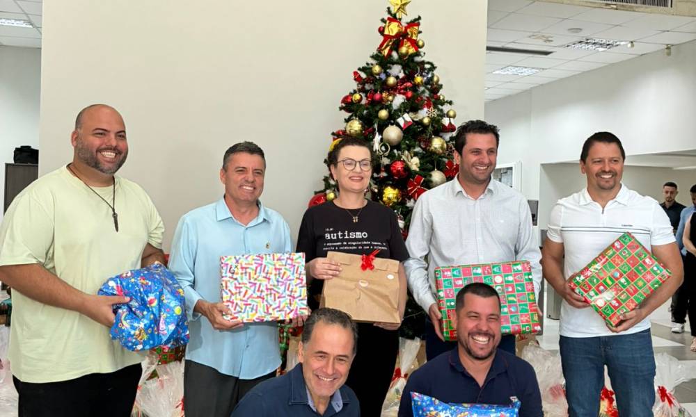 Entrega de cestas de Natal para a Associação AMA Itajaí.